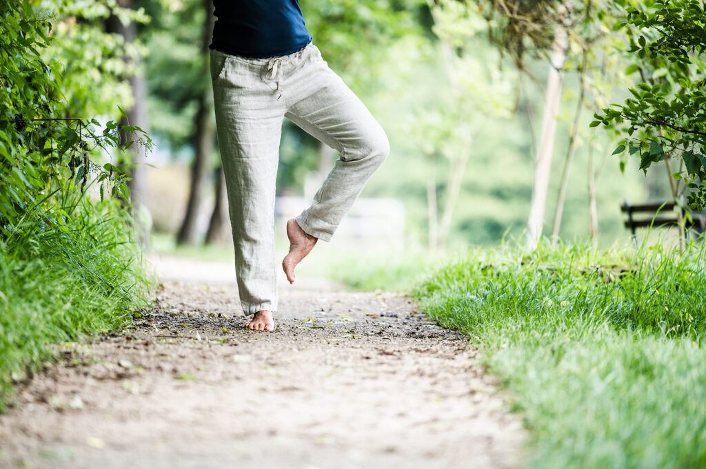 Qigong-Übung auf einem Bein barfuß in der Natur