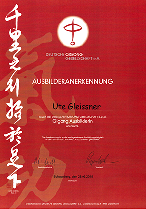Die Urkunde von der Deutschen Qigong Gesellschaft e.V. betätigt die erfolgreiche Ausbildung von Ute Gleissner zur Qigong Ausbilderin.