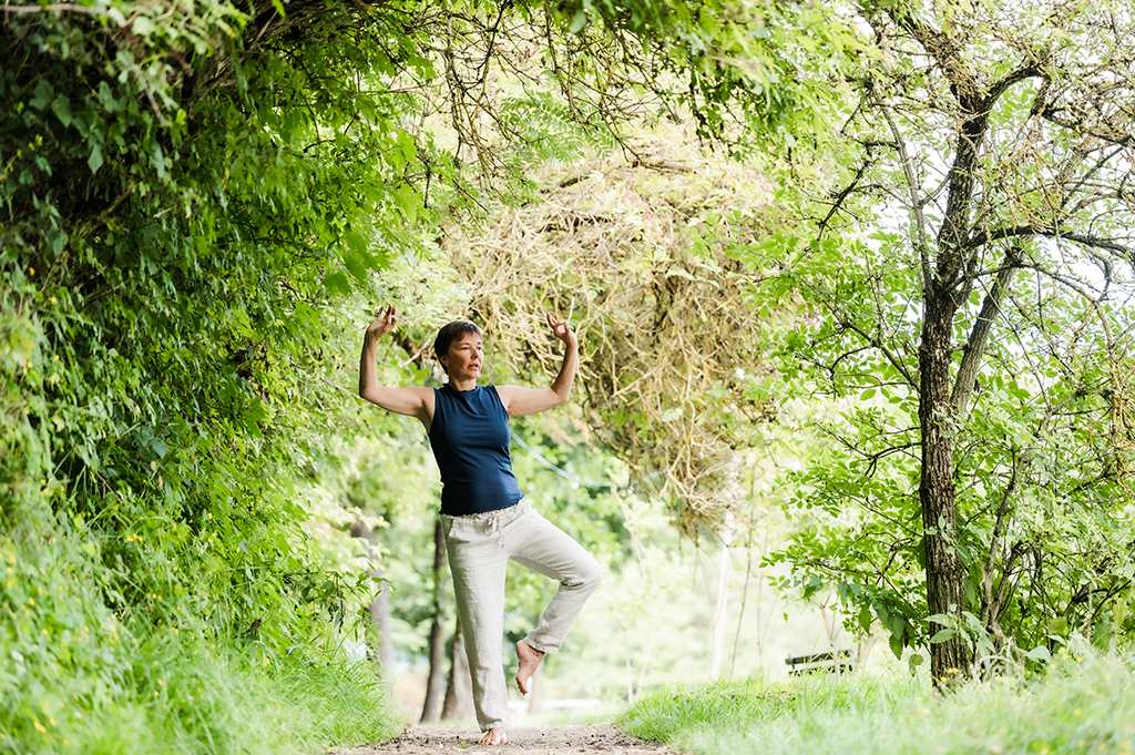 Qigong Workshop auf einem Bein in der Natur