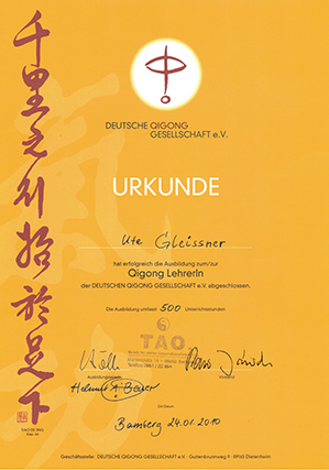 Urkunde von der Deutschen Qigong Gesellschaft e.V. betätigt die erfolgreiche Ausbildung von Ute Gleissner zur Qigong Lehrerin.